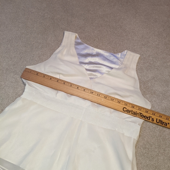 Fancy sleeveless v-neck top - Picture 9 of 15